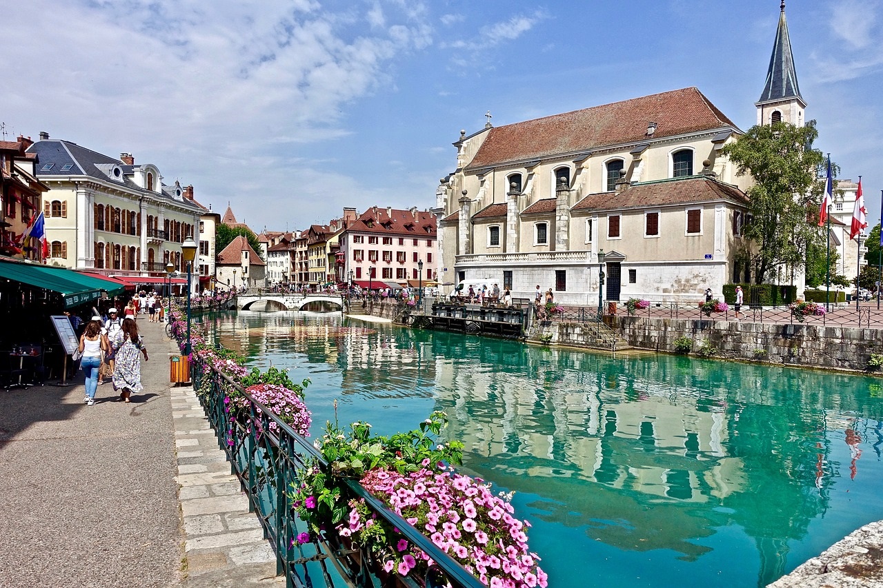 Comment l'eau du lac d'Annecy chauffe et refroidit des logements ?